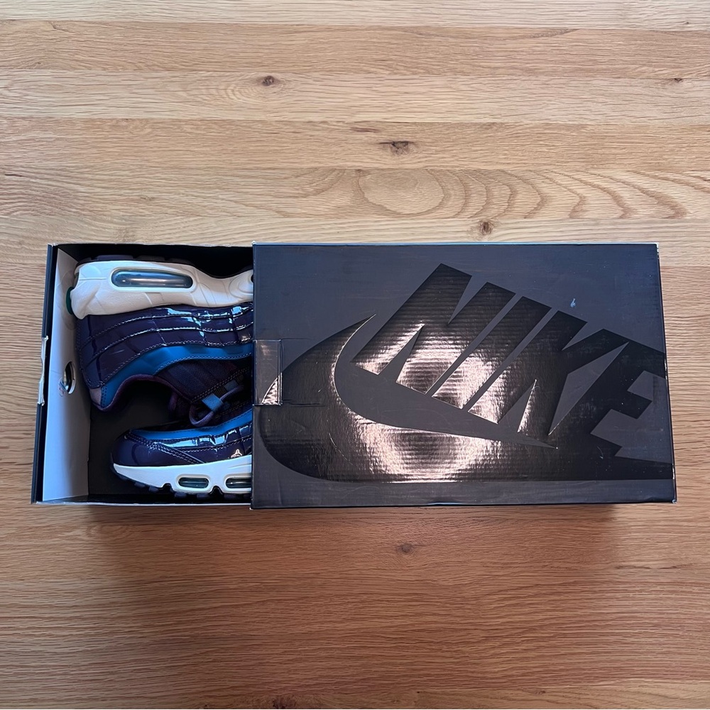 Nike Air Max Women's Sneakers in Purple and Blue - Picture 6 of 7